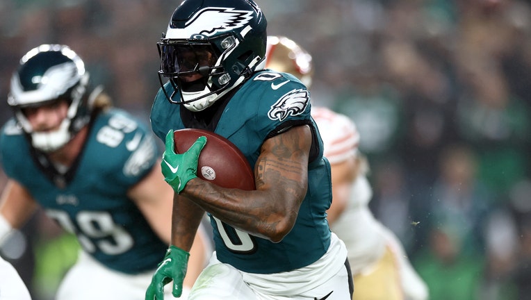 DAndre Swift Leaves Eagles for Bears: 3-Year, $24M Deal Confirmed