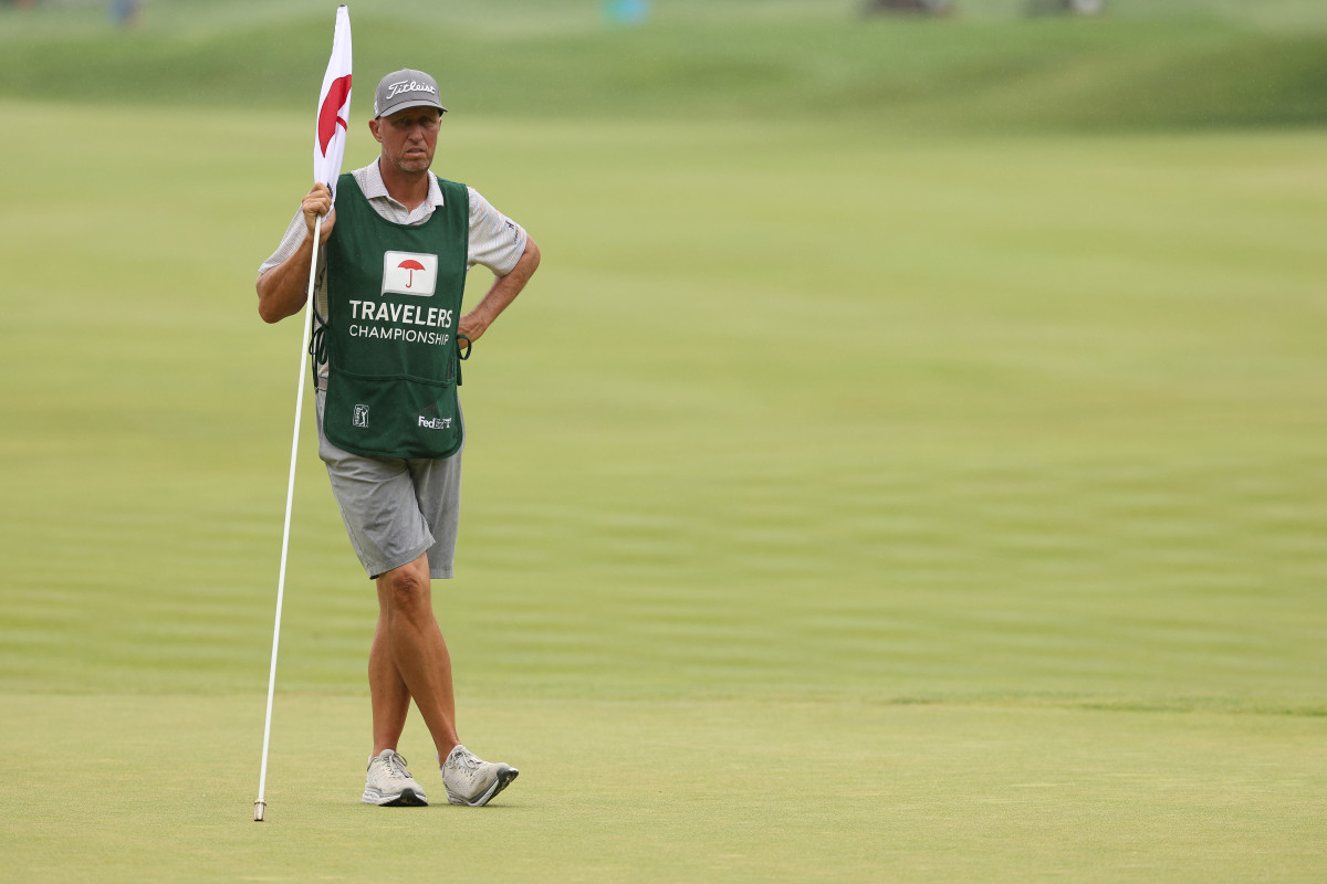 How much do PGA caddies make? A simple guide to caddie cash and tips.